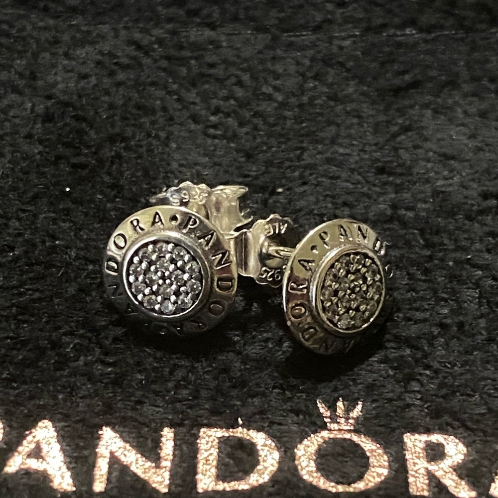 Pandora studs signature